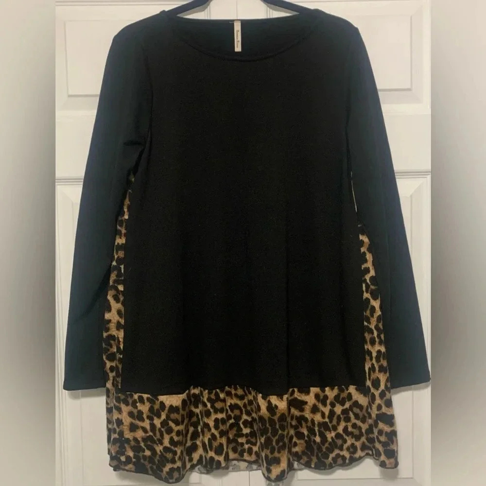 OSFM Beeson River black/leopard print long sleeve pullover with side pockets